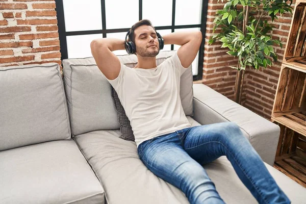 Jovem Hispânico Relaxado Com Mãos Cabeça Ouvindo Música Casa — Fotografia de Stock