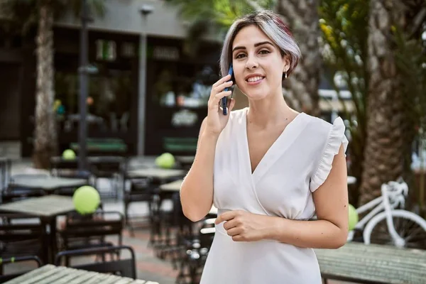 Beyaz Kız Gülümsüyor Şehirdeki Akıllı Telefondan Konuşuyor — Stok fotoğraf