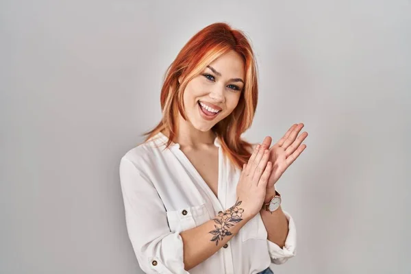 Young Caucasian Woman Standing Isolated Background Clapping Applauding Happy Joyful — Stock Photo, Image