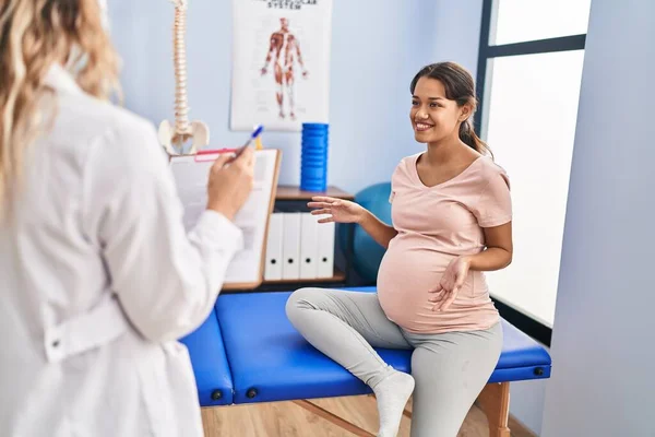 Mujer Latina Joven Embarazada Que Tiene Sesión Fisioterapia Clínica — Foto de Stock