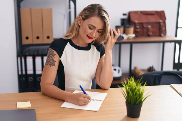 Young Beautiful Hispanic Woman Business Worker Listening Voice Message Smartphone — Stockfoto