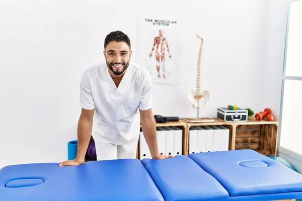 Hombre Árabe Joven Con Uniforme Fisioterapeuta Pie Clínica — Foto de Stock