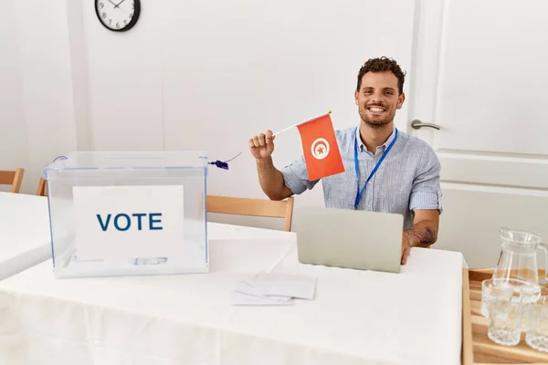 Joven Hispano Sonriendo Confiado Sosteniendo Bandera Pavo Trabajando Colegio Electoral —  Fotos de Stock