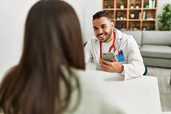 Arzt Erklärt Lateinamerikanerin Behandlung Mit Smartphone Klinik — Stockfoto
