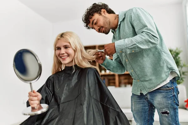 Jovem Cortando Cabelo Para Sua Namorada Casa — Fotografia de Stock