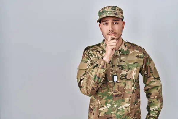Young Hispanic Man Wearing Camouflage Army Uniform Looking Confident Camera — Stock Photo, Image