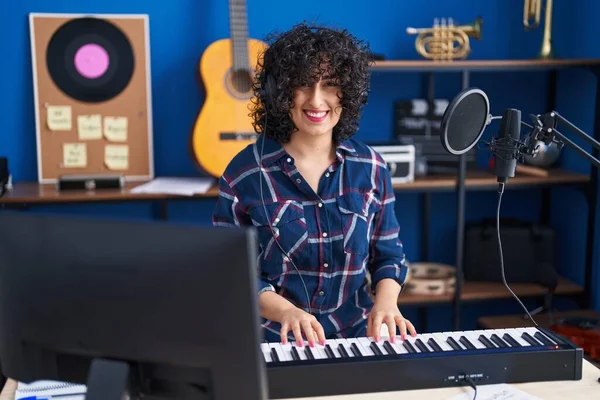 Young Middle East Woman Musician Playing Piano Keyboard Music Studio — 스톡 사진