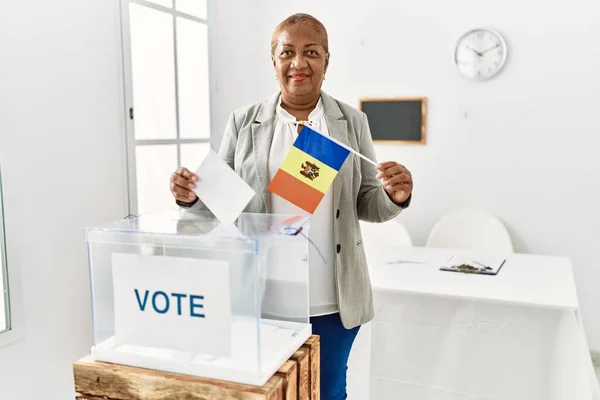 Mujer Afroamericana Mayor Sosteniendo Bandera Moldavia Votando Colegio Electoral —  Fotos de Stock