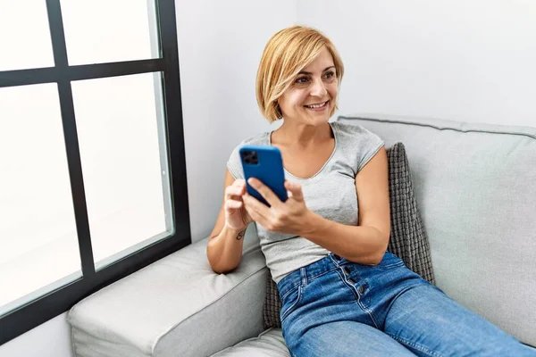 Středního Věku Blondýny Žena Usmívá Sebevědomě Pomocí Smartphone Doma — Stock fotografie