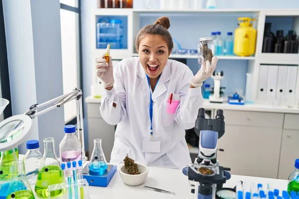 Latin Kökenli Genç Bir Kadın Laboratuvarda Temizliyor Çılgınlığı Kutluyor Başarıya — Stok fotoğraf