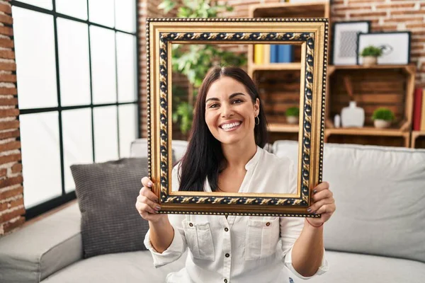 Mulher Hispânica Jovem Segurando Moldura Vazia Sorrindo Com Sorriso Feliz — Fotografia de Stock