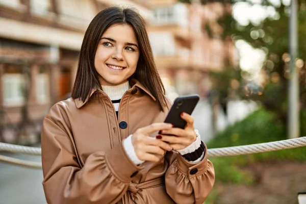 Young Beautiful Brunette Woman Smiling Happy Outdoors Using Smartphone — Stock Photo, Image