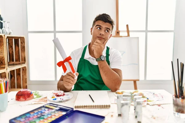 Joven Hombre Hispano Estudio Arte Sosteniendo Título Mirando Confiado Cámara — Foto de Stock