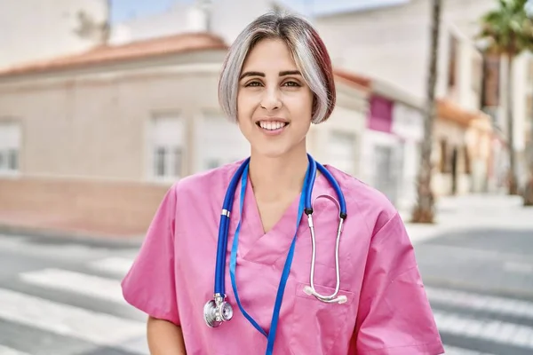 Jovem Caucasiano Médico Mulher Sorrindo Feliz Cidade — Fotografia de Stock