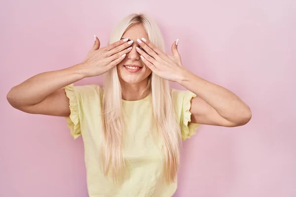 Caucasian Woman Standing Pink Background Covering Eyes Hands Smiling Cheerful — Stok fotoğraf
