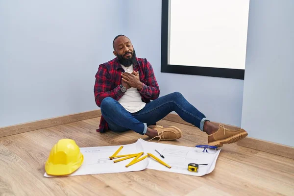 Afrikanisch Amerikanischer Mann Der Seinem Neuen Zuhause Auf Dem Boden — Stockfoto