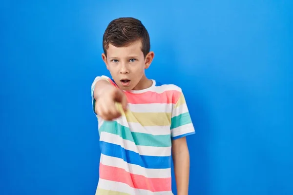 Mavi Arka Planda Dikilen Genç Beyaz Çocuk Kameraya Kızgın Sinirli — Stok fotoğraf