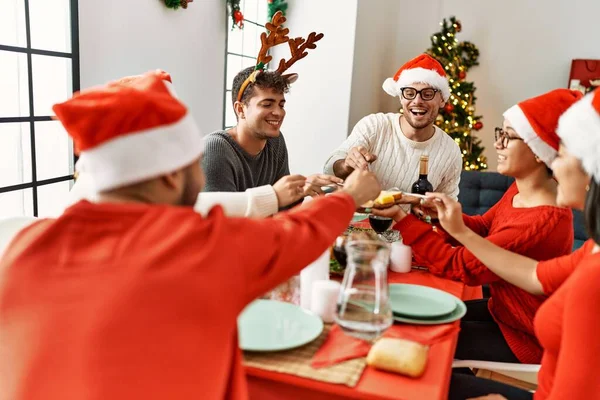 Gruppo Giovani Sorridenti Felici Avere Cena Natale Casa — Foto Stock