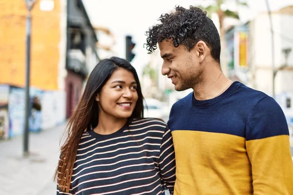 Jong Latijn Paar Glimlachen Gelukkig Knuffelen Naar Stad — Stockfoto