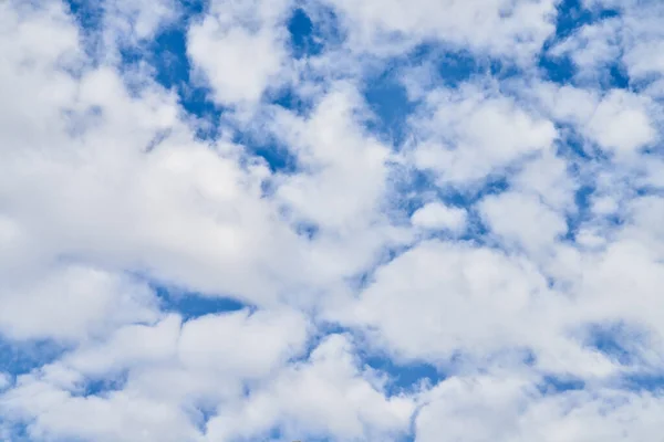 Όμορφος Μπλε Ουρανός Σύννεφα Μια Ηλιόλουστη Μέρα — Φωτογραφία Αρχείου