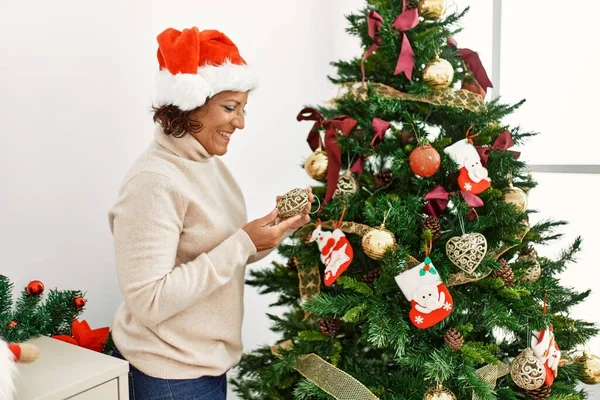 Mujer Hispana Mediana Edad Sonriendo Feliz Decorando Árbol Navidad Casa —  Fotos de Stock