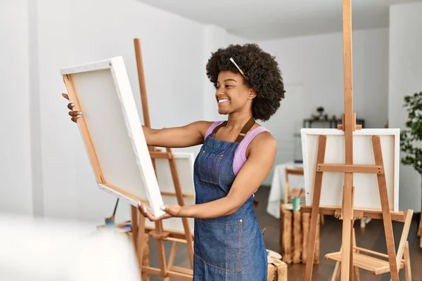 Ung Afrikansk Amerikansk Kvinna Ler Säker Innehav Duk Rita Konst — Stockfoto