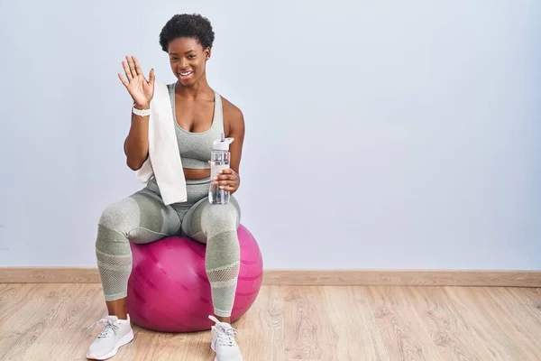 Afrikansk Amerikansk Kvinna Sportkläder Sitter Pilates Bollen Avstår Säga Hej — Stockfoto