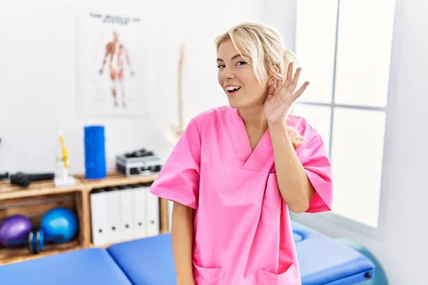 Mulher Caucasiana Jovem Trabalhando Clínica Recuperação Dor Sorrindo Com Mão — Fotografia de Stock