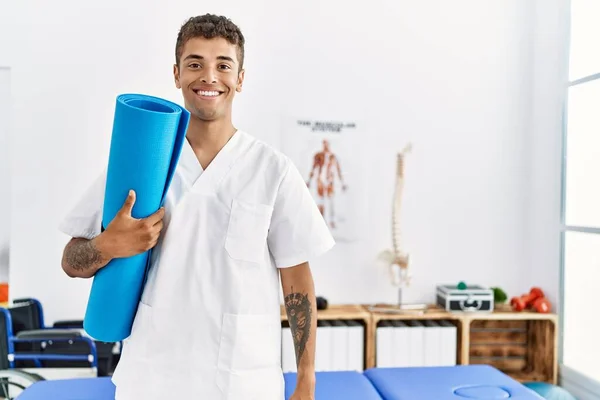 Junger Hispanischer Mann Arbeitet Als Physiotherapeut Mit Yogamatte Physiotherapieraum — Stockfoto