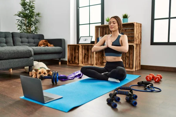 Joven Mujer Hispana Sonriendo Confiada Teniendo Clase Yoga Línea Casa —  Fotos de Stock