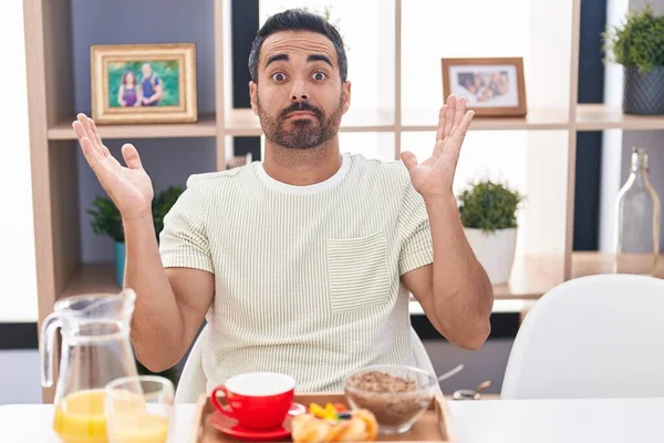 Hombre Hispano Con Barba Desayunando Gritando Gritando Fuerte Lado Con — Foto de Stock