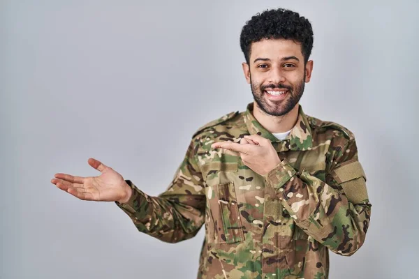 Arab Man Wearing Camouflage Army Uniform Amazed Smiling Camera While — Stock Photo, Image