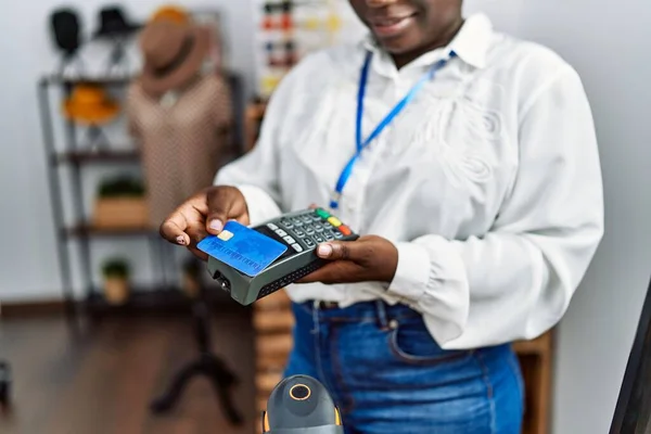 Joven Mujer Afroamericana Tendero Sonriendo Confiado Usando Tarjeta Crédito Teléfono —  Fotos de Stock