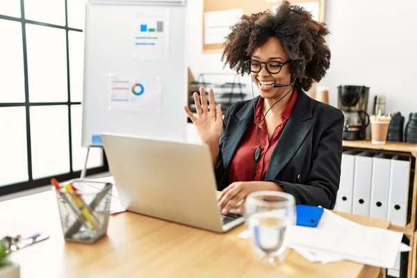 Jong Afrikaans Amerikaans Vrouw Call Center Agent Met Video Call — Stockfoto