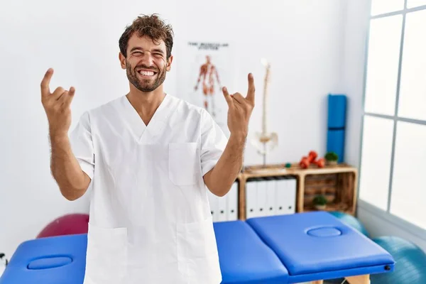 Homem Fisioterapeuta Bonito Jovem Que Trabalha Clínica Recuperação Dor Gritando — Fotografia de Stock