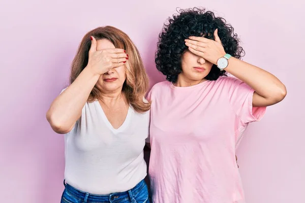 Madre Hija Oriente Medio Con Ropa Casual Cubriendo Los Ojos —  Fotos de Stock