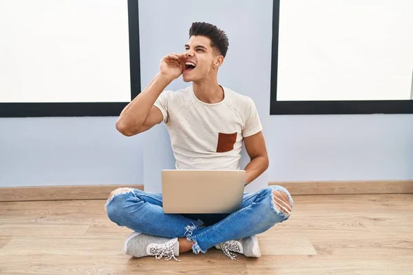Young Hispanic Man Using Laptop Home Shouting Screaming Loud Side — 스톡 사진