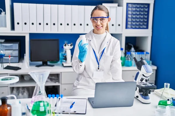 Mujer Joven Científica Sonriendo Confiada Sosteniendo Pastillas Laboratorio —  Fotos de Stock