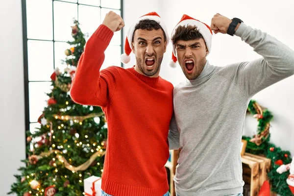 Genç Eşcinsel Çift Noel Ağacının Yanında Şapkalarını Takmış Kızgın Kızgın — Stok fotoğraf