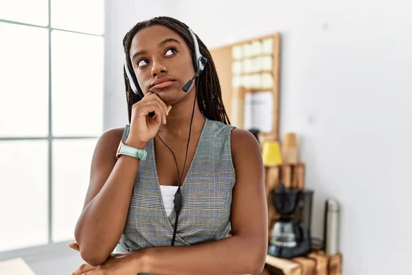 Молодая Африканская Американка Работающая Офисе Наушниках Серьезным Лицом Думает Вопросе — стоковое фото