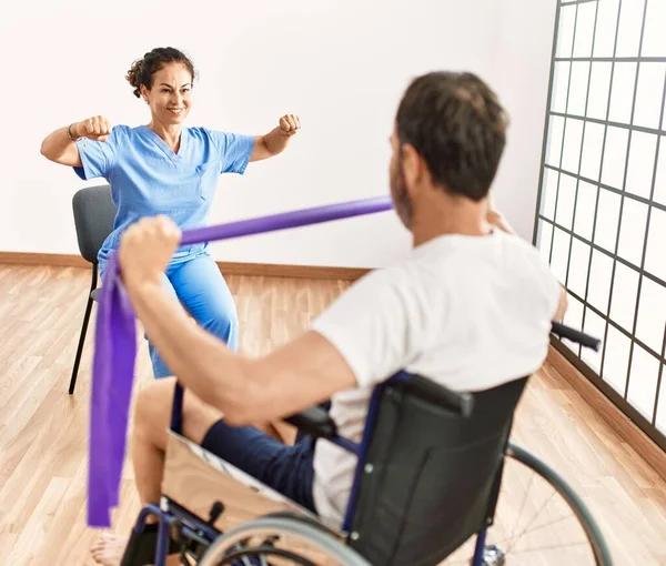 Middle Age Man Woman Having Rehab Session Using Elastic Band — ストック写真