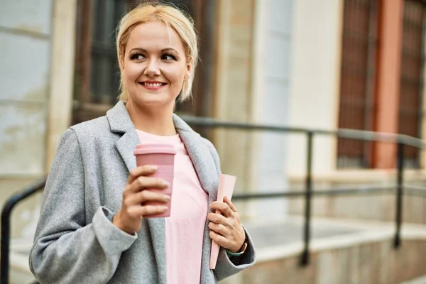 Joven Mujer Negocios Rubia Sonriendo Feliz Bebiendo Café Ciudad — Foto de Stock