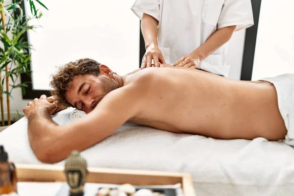 Ung Latinamerikansk Man Som Har Ryggmassage Skönhetscentret — Stockfoto