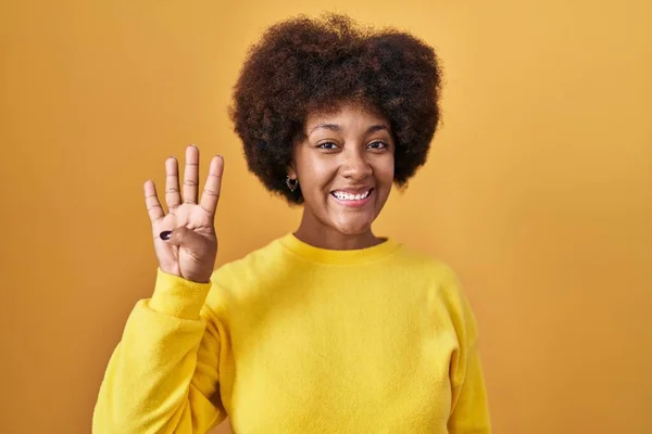Jonge Afrikaanse Amerikaanse Vrouw Staande Gele Achtergrond Tonen Wijzen Met — Stockfoto