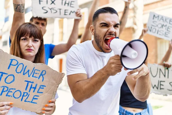 Grupo Jóvenes Activistas Que Protestan Con Pancartas Usan Megáfono Ciudad — Foto de Stock