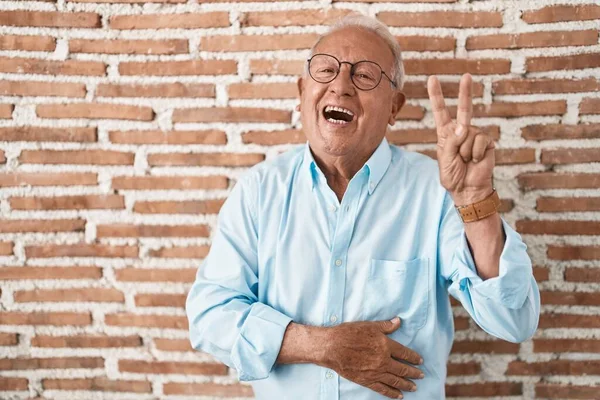 Senior Man Grey Hair Standing Bricks Wall Smiling Happy Face — Foto Stock