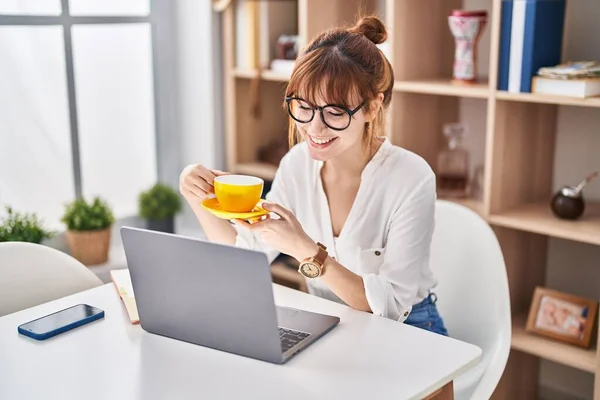 Junge Frau Benutzt Laptop Und Trinkt Kaffee Hause — Stockfoto