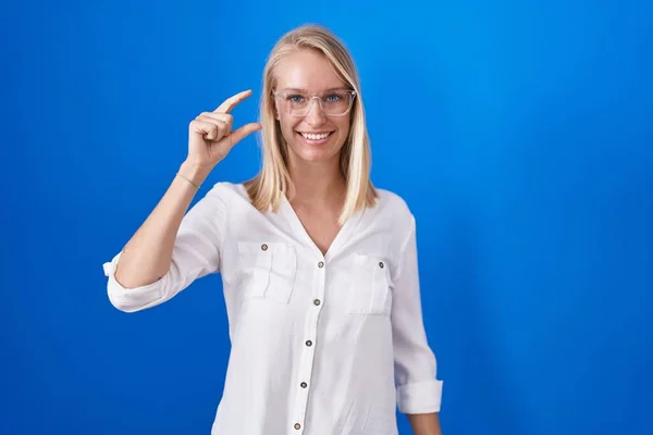 Jonge Blanke Vrouw Staat Blauwe Achtergrond Glimlachend Zelfverzekerd Gebaar Met — Stockfoto