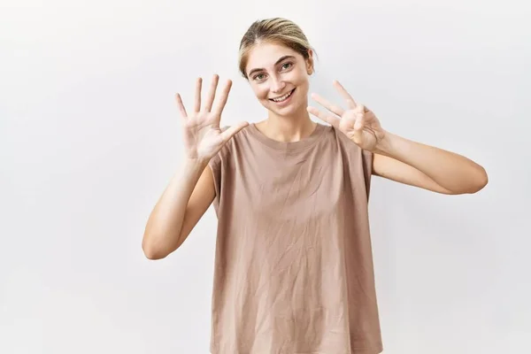 Молодая Блондинка Стоит Изолированном Фоне Показывая Показывая Пальцами Номер Восемь — стоковое фото