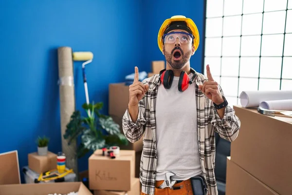 Junger Hispanischer Mann Mit Bart Bei Renovierungsarbeiten Hause Erstaunt Und — Stockfoto